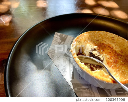 Delicious tiramisu brûlée 108365906