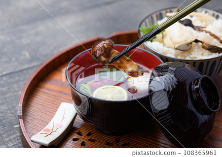 Autumn cuisine Matsutake mushroom soup Autumn cuisine Matsutake mushroom soup 108365961