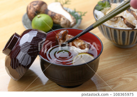 秋季美食松茸蘑菇湯 108365975
