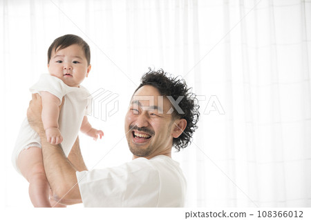 可愛的爸爸抱著寶寶,特寫看著鏡頭我會在育兒上盡我所能! ! 可愛的爸爸抱著寶寶,特寫看著鏡頭我會在育兒上盡我所能! ! 108366012