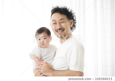 可愛的爸爸抱著寶寶,特寫看著鏡頭我會在育兒上盡我所能! ! 可愛的爸爸抱著寶寶,特寫看著鏡頭我會在育兒上盡我所能! ! 108366013