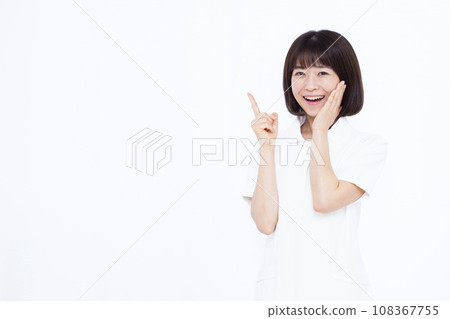 A nurse in her 30s giving an introduction in front of a white background 108367755