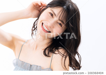 一位中年婦女在白色背景下做皮膚護理 108368404