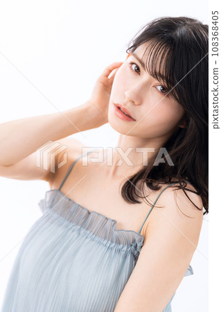 一位中年婦女在白色背景下做皮膚護理 108368405