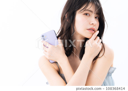 白色背景下看智慧型手機的中年婦女 108368414
