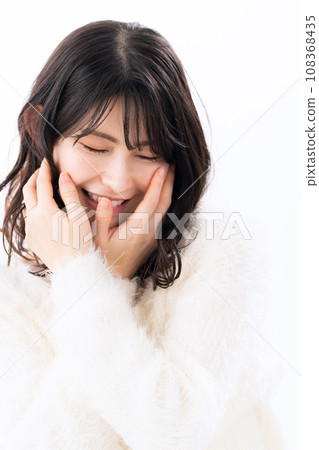 一位穿著針織品的中年婦女在白色背景下做皮膚護理 108368435