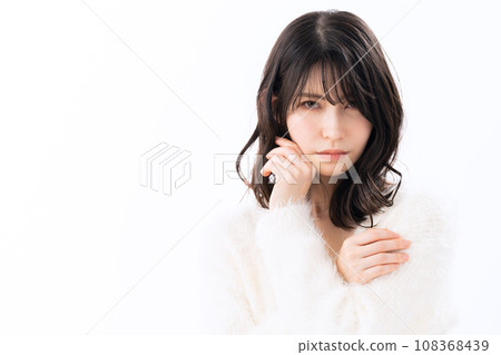 一位穿著針織品的中年婦女在白色背景下做皮膚護理 一位穿著針織品的中年婦女在白色背景下做皮膚護理 108368439