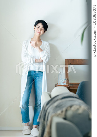 一個女人在客廳思考 108369073