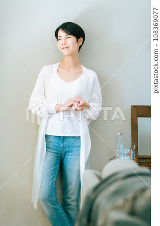 一個女人在客廳思考 108369077