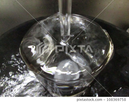 overflowing glass 108369758
