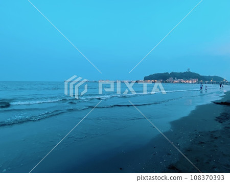 一個安靜的夜晚的大海 108370393