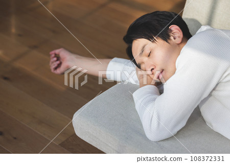 睡在沙發上的男人 睡在沙發上的男人 108372331