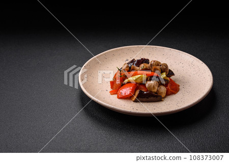 Delicious salad of grilled vegetables tomatoes, mushrooms, sweet peppers, eggplants 108373007