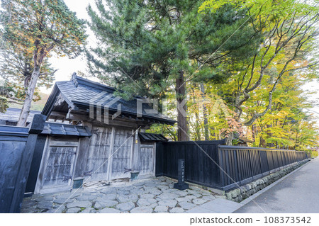 秋天 秋田縣仙北市 角館武家宅邸街（河原田家） 初秋紅葉的風景 108373542