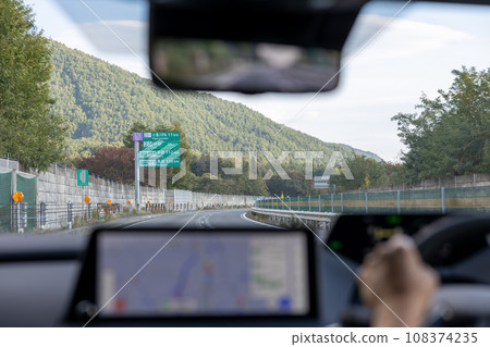 在高速公路上行駛時從汽車駕駛座看到的景色 在高速公路上行駛時從汽車駕駛座看到的景色 108374235