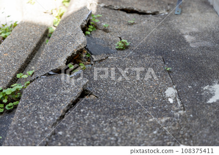 舊的和開裂的混凝土 108375411