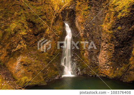 Komyo Falls and autumn leaves 108376408