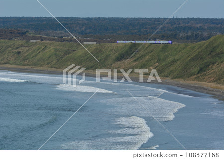 沿著落石三里浜海岸行駛的 Kiha 261 系列車 沿著落石三里浜海岸行駛的 Kiha 261 系列車 108377168