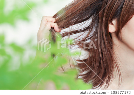 女人撫摸她的頭髮 頭髮護理圖像 女人撫摸她的頭髮 頭髮護理圖像 108377173