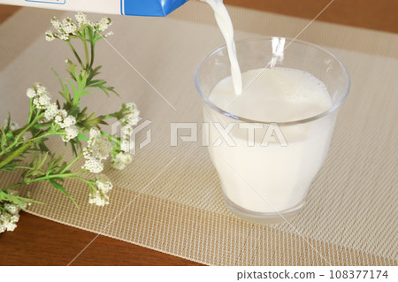 將牛奶倒入杯中 將牛奶倒入杯中 108377174