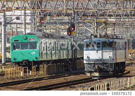 常磐線103系列列車和信用貨運線EF65型通過金町站 108378172