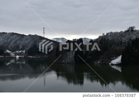 小國的雪山和冰冷的湖水在厚厚的雲層後面顯得隱約明亮。 108378387