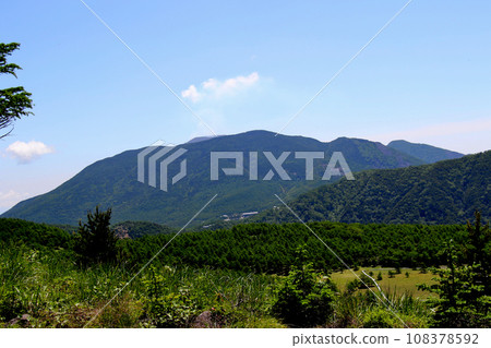 從池之平濕地眺望水能山與籠能山 從池之平濕地眺望水能山與籠能山 108378592