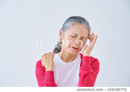 患有頭痛的銀髮女人 108380750