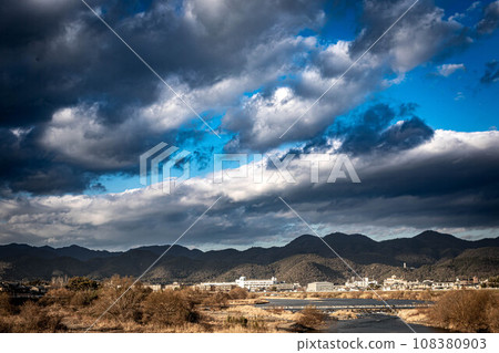冬天的京都,新年期間桂川的冬景,乾涸的河床,以及仲冬陰雲在愛宕山投下的黑色陰影。 冬天的京都,新年期間桂川的冬景,乾涸的河床,以及仲冬陰雲在愛宕山投下的黑色陰影。 108380903