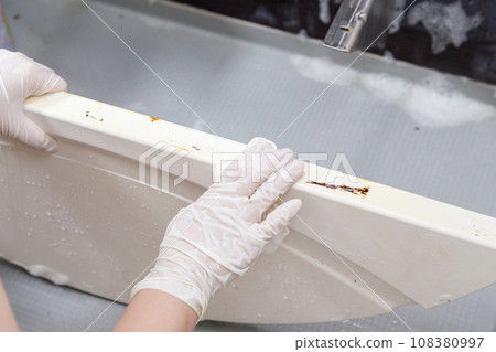 Disassemble and wash the bathroom washing area Disassemble and wash the bathroom washing area 108380997