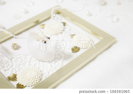 New Year's card material for the Year of the Dragon - soft image background of white and gold New Year's card material for the Year of the Dragon - soft image background of white and gold 108381065