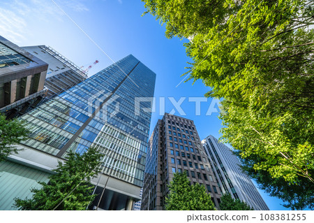 日本東京城市景觀 - 從虎之門站(入口/出口)前的建築物景觀 日本東京城市景觀 - 從虎之門站(入口/出口)前的建築物景觀 108381255