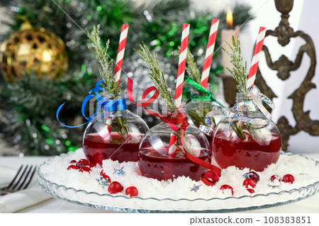 Christmas cocktail cranberry gin 108383851