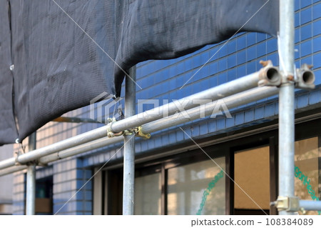 External scaffolding (single tube-hugging scaffolding) 108384089
