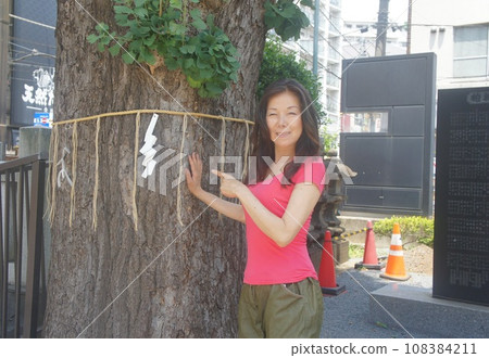 一位高個子美女正在打掃寺廟場地 108384211