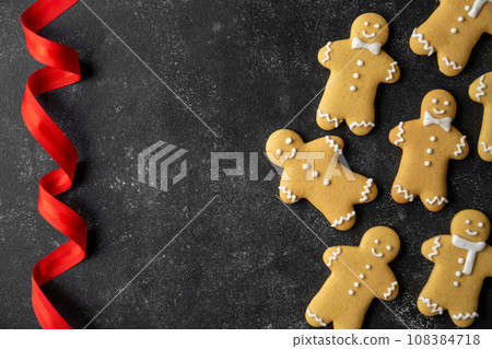 Christmas gingerbread man cookies over dark background, copy space. 108384718
