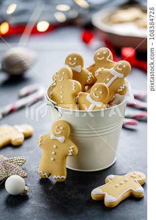 Christmas gingerbread man cookies over dark background 108384728
