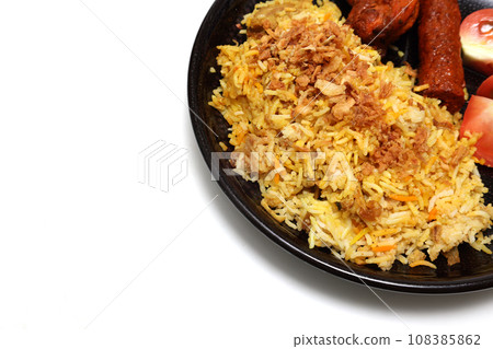 白色背景黑色盤子上的印度比爾亞尼菜 白色背景黑色盤子上的印度比爾亞尼菜 108385862