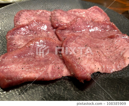 [Yakiniku] Beef tongue with fresh marbling, salted tongue (raw/before grilling) 108385909