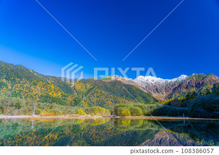 [秋季素材]秋季上高地和大正池周圍的風景[長野縣] 108386057