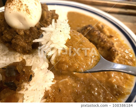 [咖哩] 精美的正宗香料咖哩（咖哩雞和咖哩雞） 筷子和咖哩雞 108386184