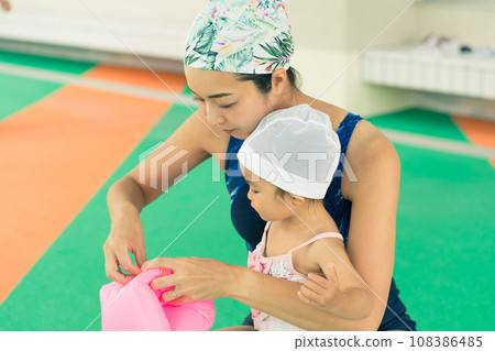 Baby swimming 108386485
