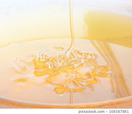 Melting honey close-up 108387861