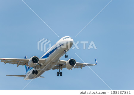 [ANA aircraft in preparation for landing from the sky above Jonanjima Seaside Park] 108387881