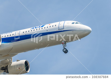 [ANA aircraft in preparation for landing from the sky above Jonanjima Seaside Park] 108387884
