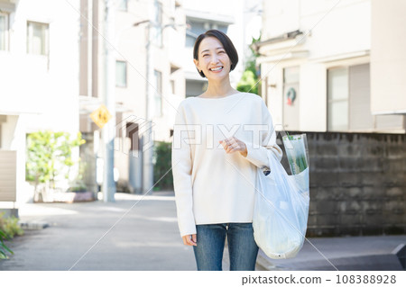一個女人帶著購物袋 一個女人帶著購物袋 108388928
