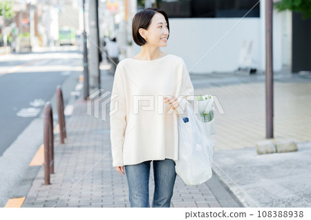 一個女人帶著購物袋 108388938