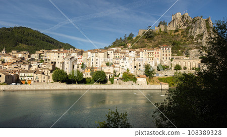 Panoramic view of old Sisteron village with its old buildings 108389328