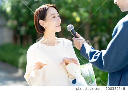 一位女士在購物回家的路上接受採訪 一位女士在購物回家的路上接受採訪 108389346