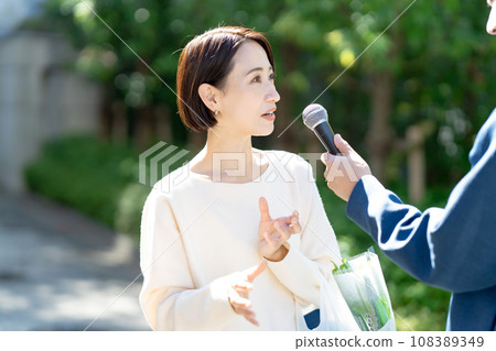 一位女士在購物回家的路上接受採訪 一位女士在購物回家的路上接受採訪 108389349